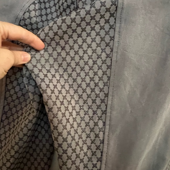 These are gently used equestrian breeches. Silicone full sear. - Picture 3 of 5